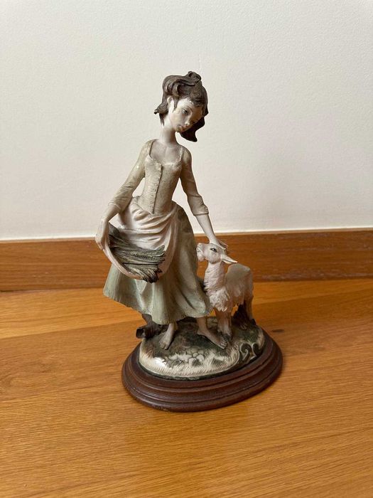 Estatueta de Senhora com cabra do lado