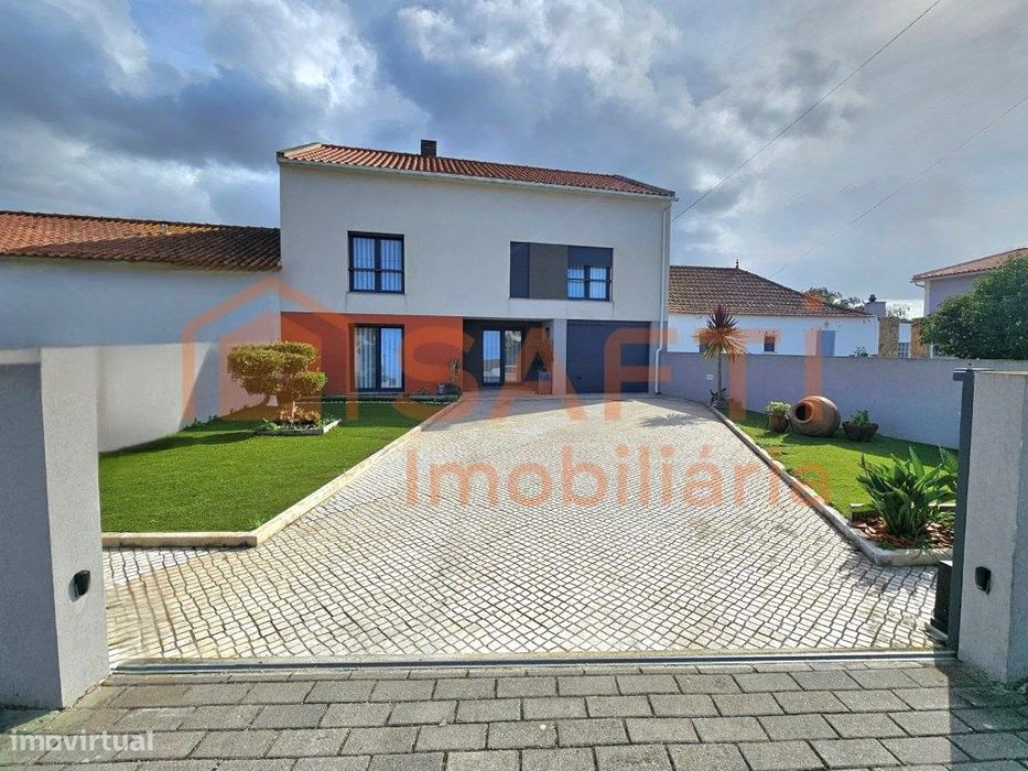 Moradia para Venda em A dos Cunhados - 
 Localização Tranquila e d...