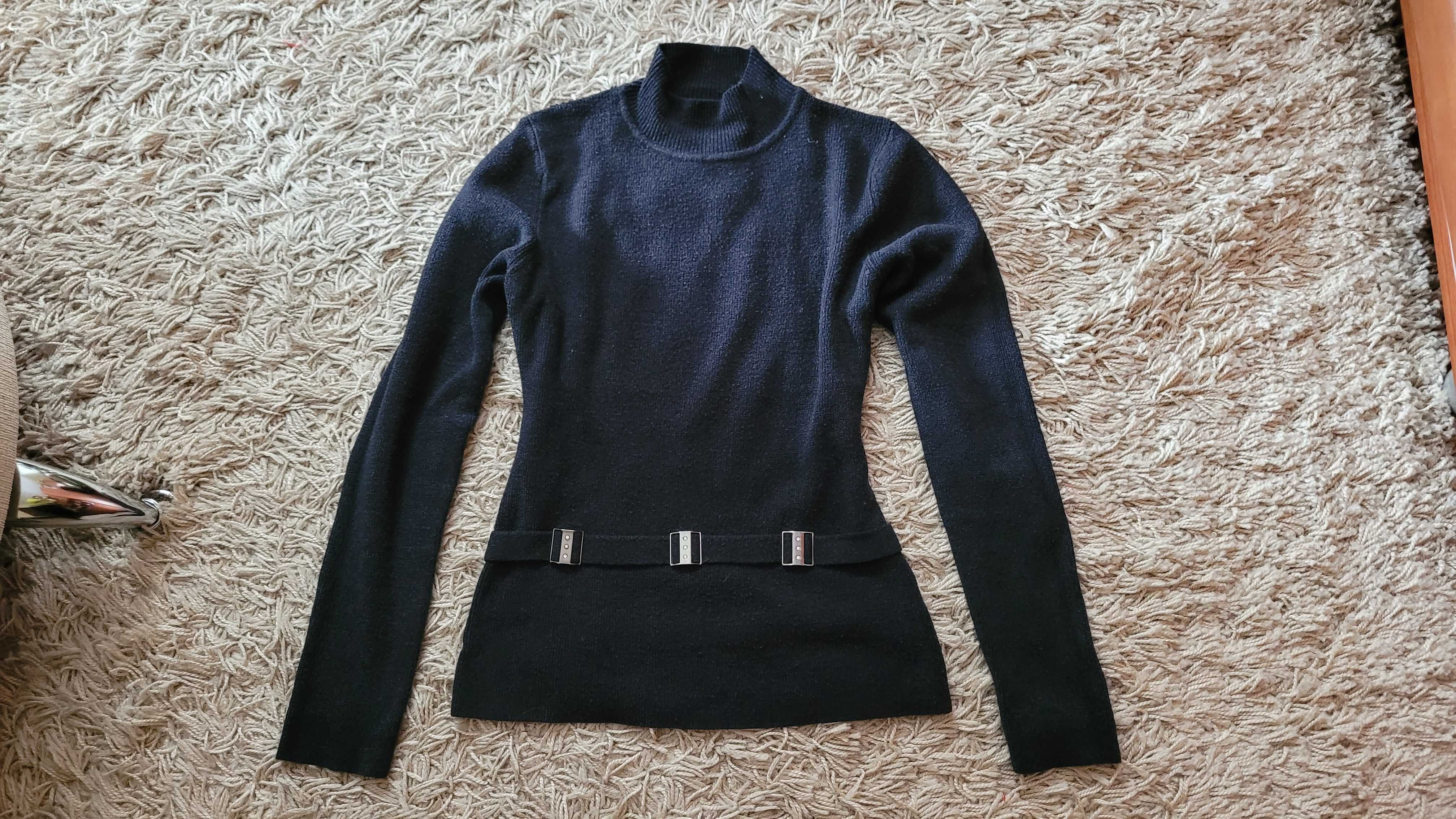 Czarny sweterek z ozdobnym pasem 36