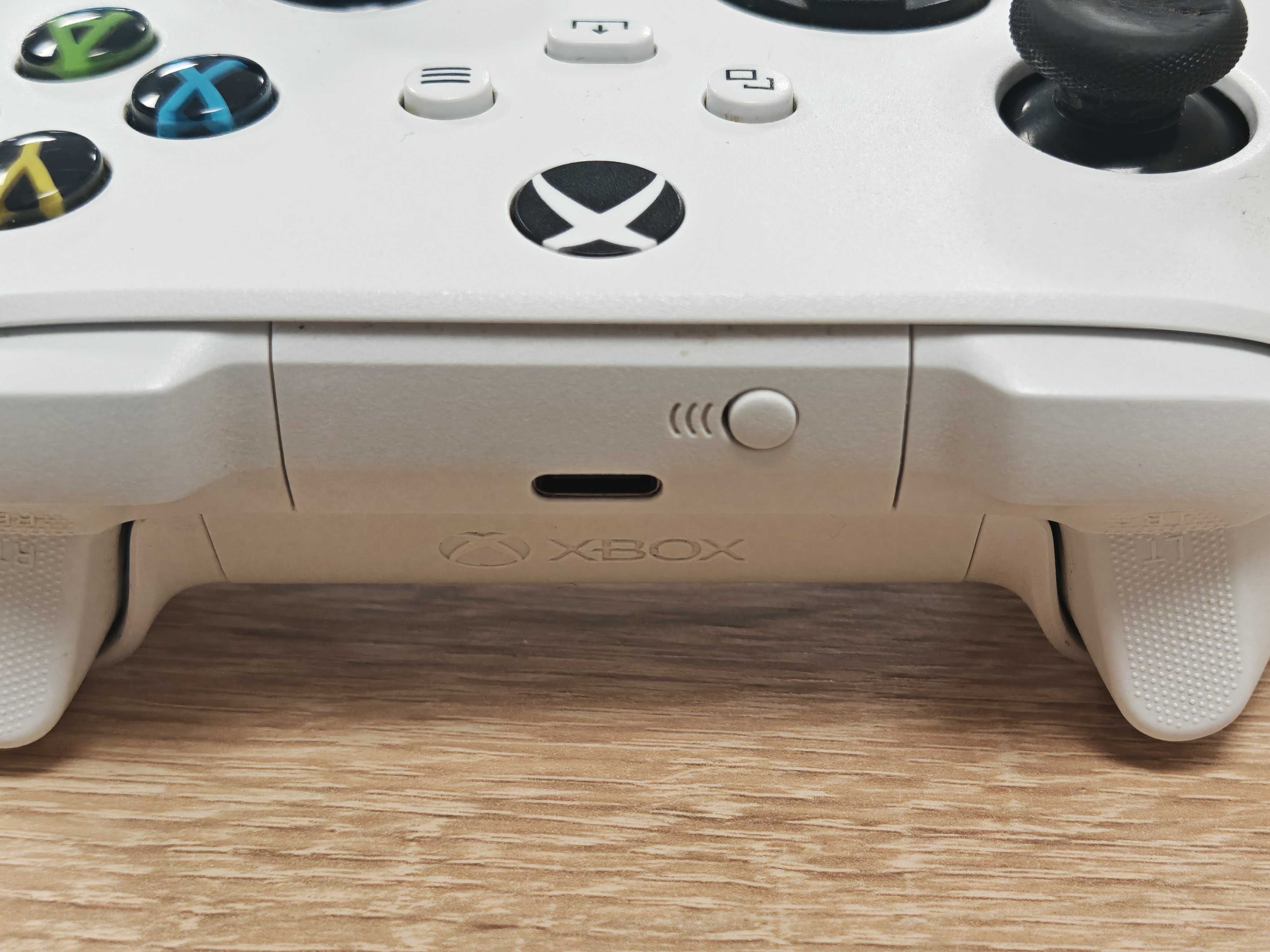 Pad do konsoli Xbox Series S/X biały