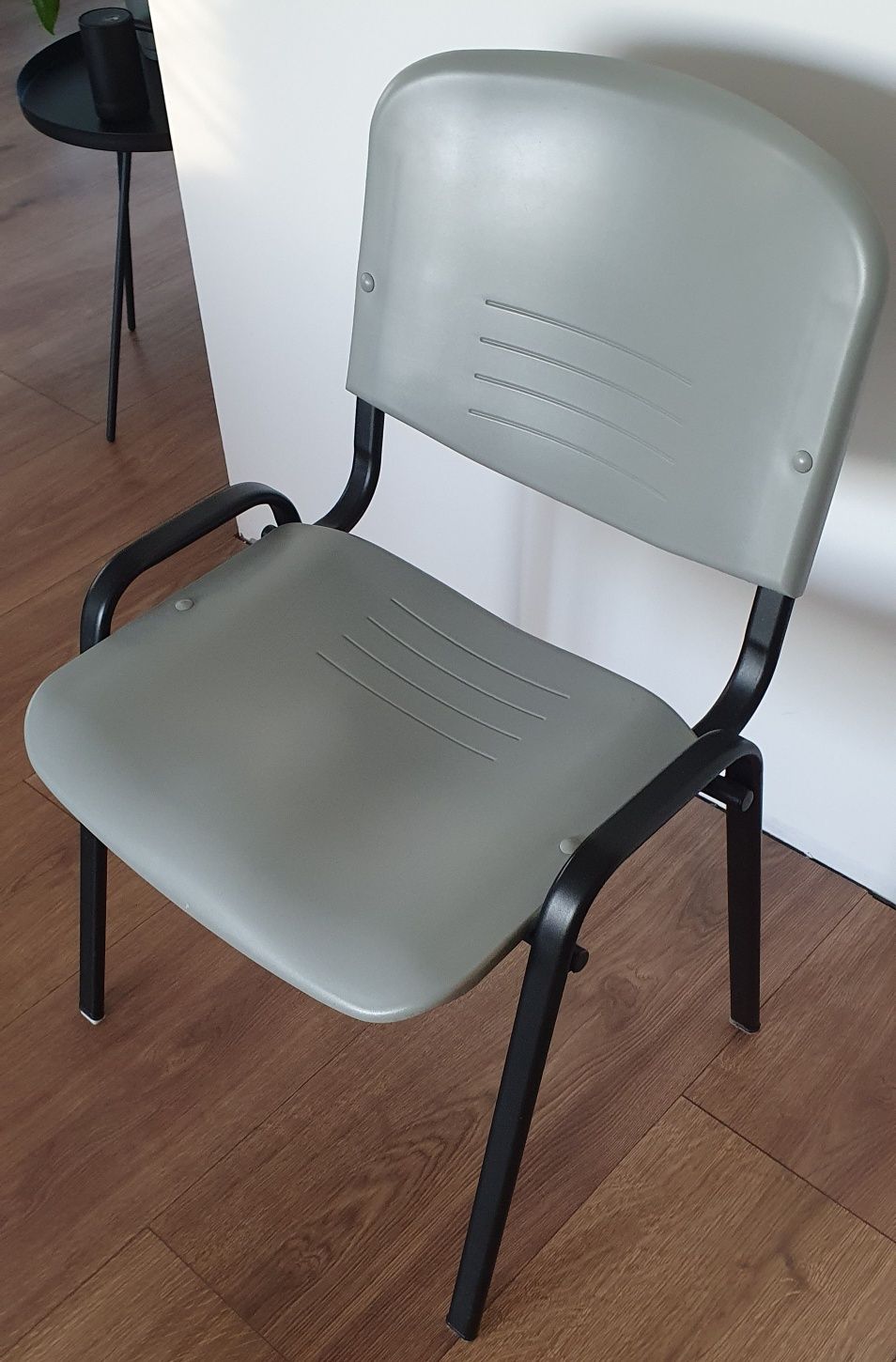 Szare krzesło w dobrym stanie