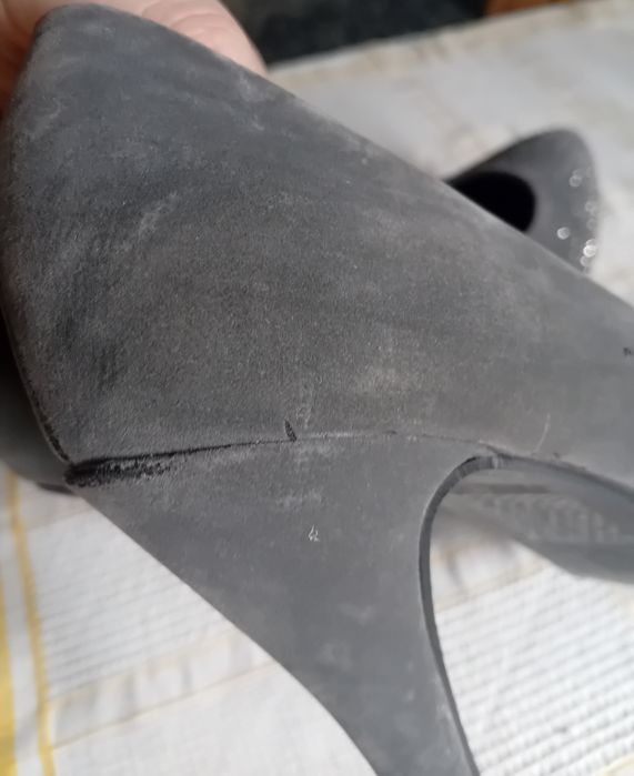 Sapatos cinza usados