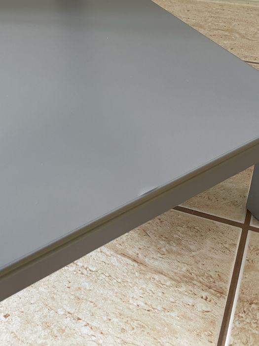 Stolik IKEA z szklanym blatem – szary liatorp
