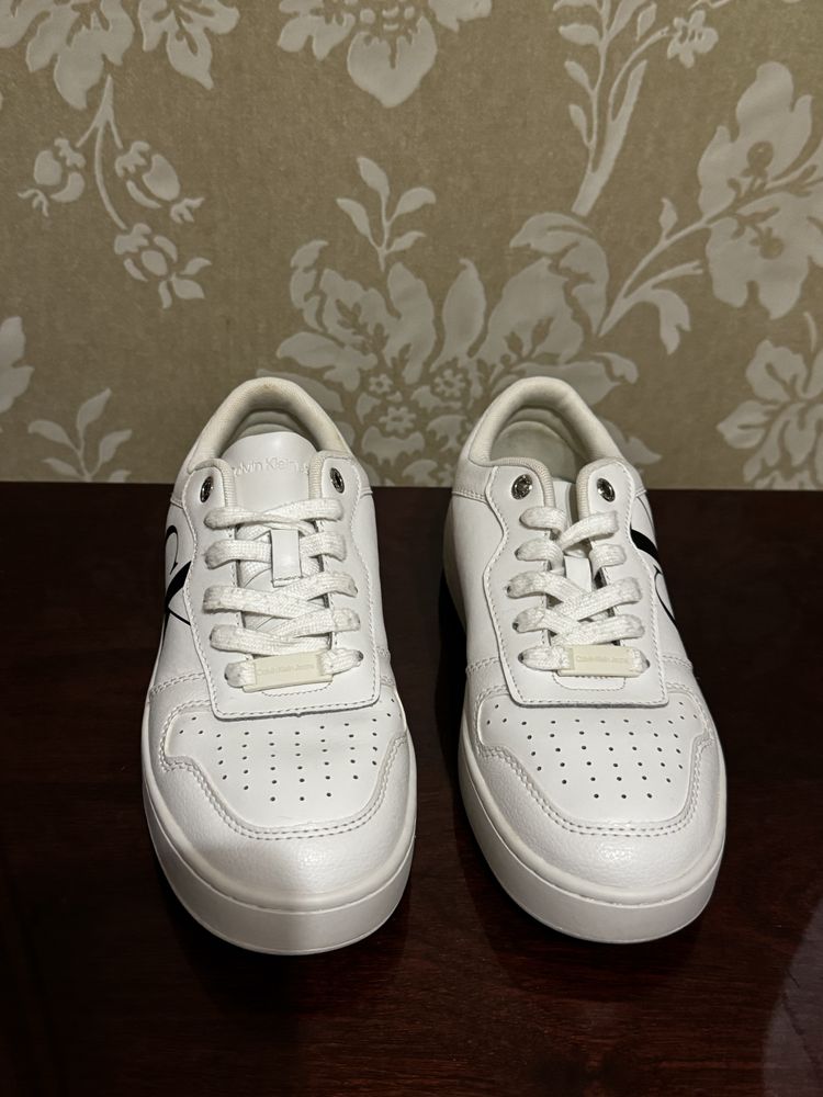 Продам білі снікерси Calvin Klein Jeans. Оригинал.