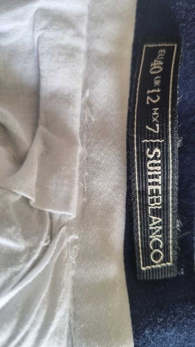 Saia às riscas azuis e  brancas