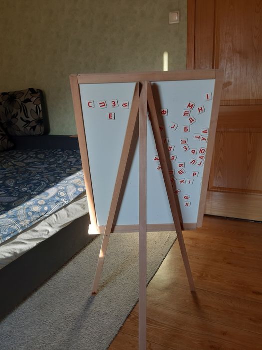 Мольберт с доской в отличном состоянии