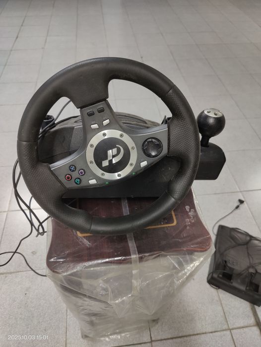 Volante com pedais  Logitech Driving