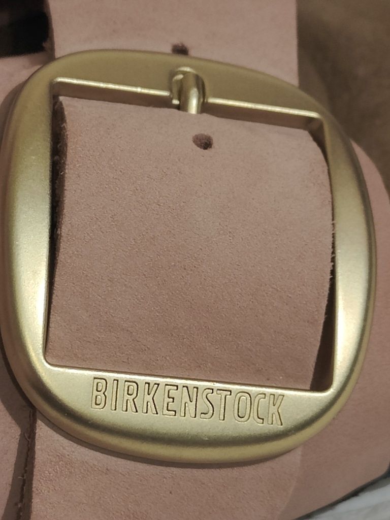 Шльопанці з колекції Birkenstock виготовлені з нубукової шкіри.