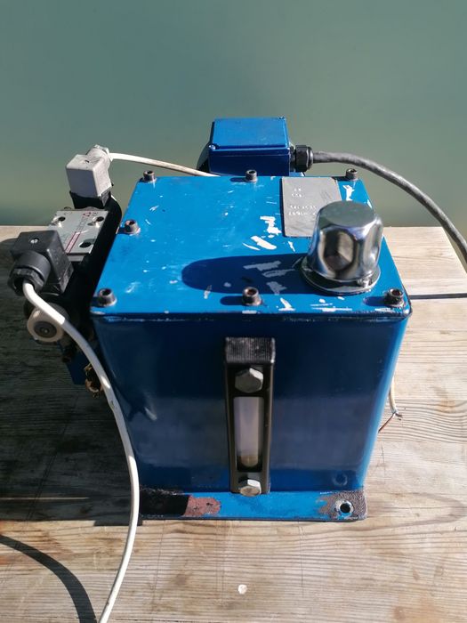 Pompa hydrauliczna z silnikiem,rozdzielaczem i zbiornikiem na olej.