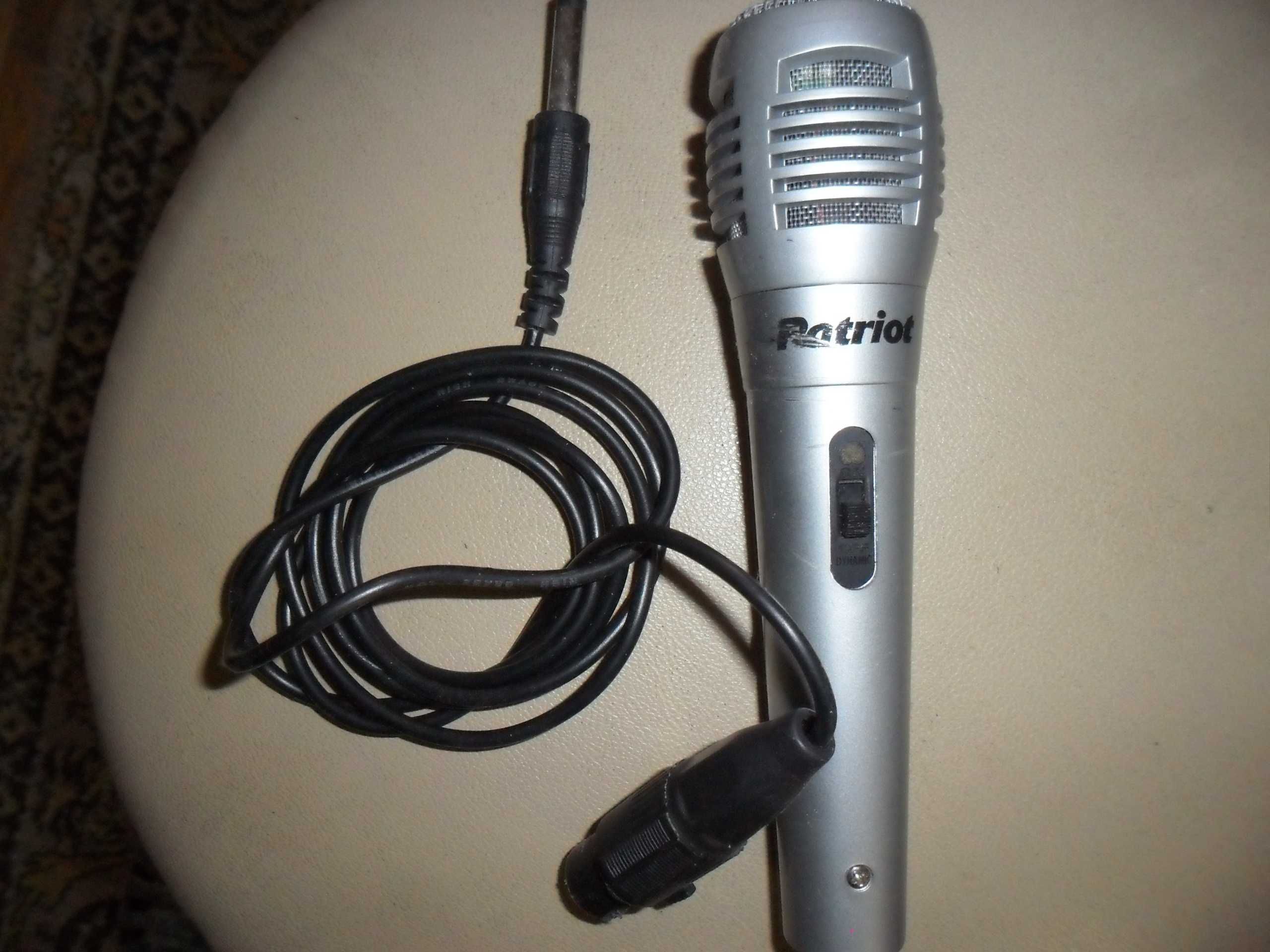 микрофон вокальный фирма PATRIOT с кабелем и стойки TESLA
