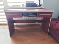 czerwone biurko z szufladami
