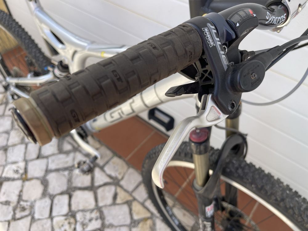 Bicicleta GT i-drive suspensão total