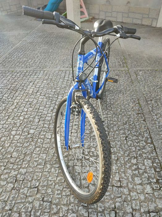 Bicicleta de montanha azul com mudanças e travões Shimano