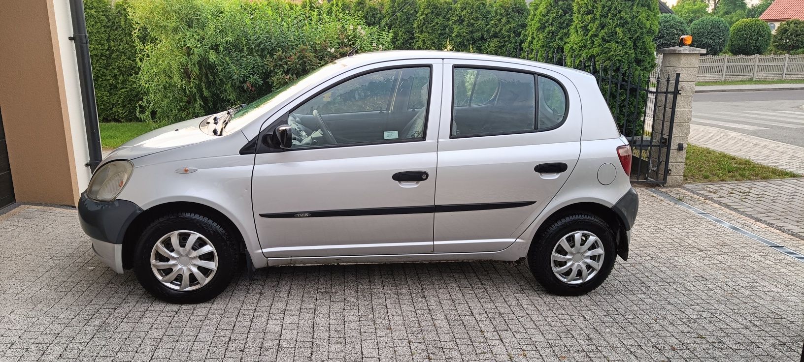 Toyota Yaris 1.0 2001r. Jeżdżąca, ważne opłat, korozja więc uszkodzony