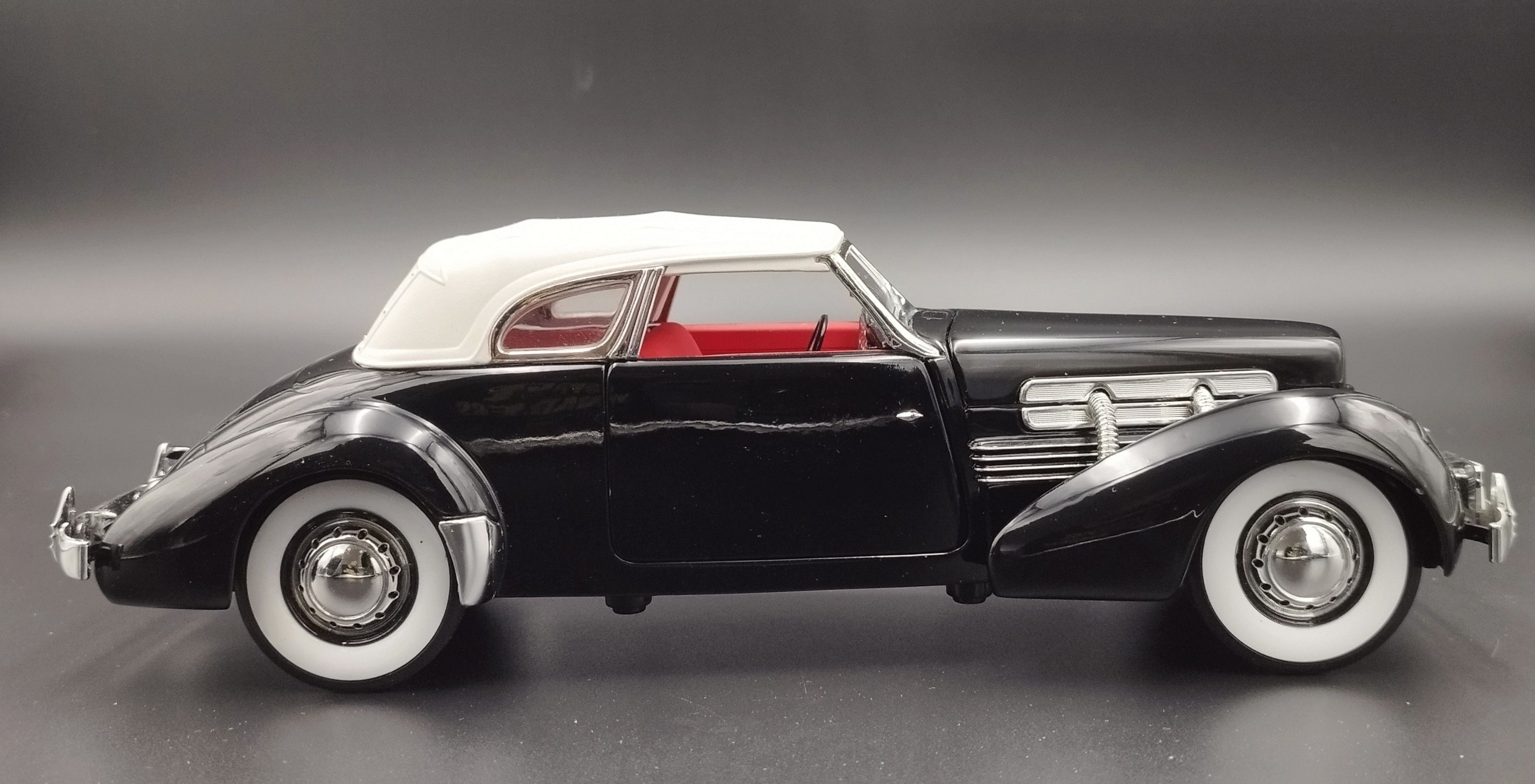 1:18 Signature Models 1937 CORD - 812 Supercharged model używany