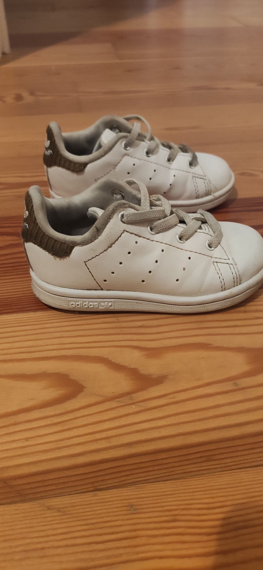 Sapatilhas de bebé da marca Adidas Stan Smith