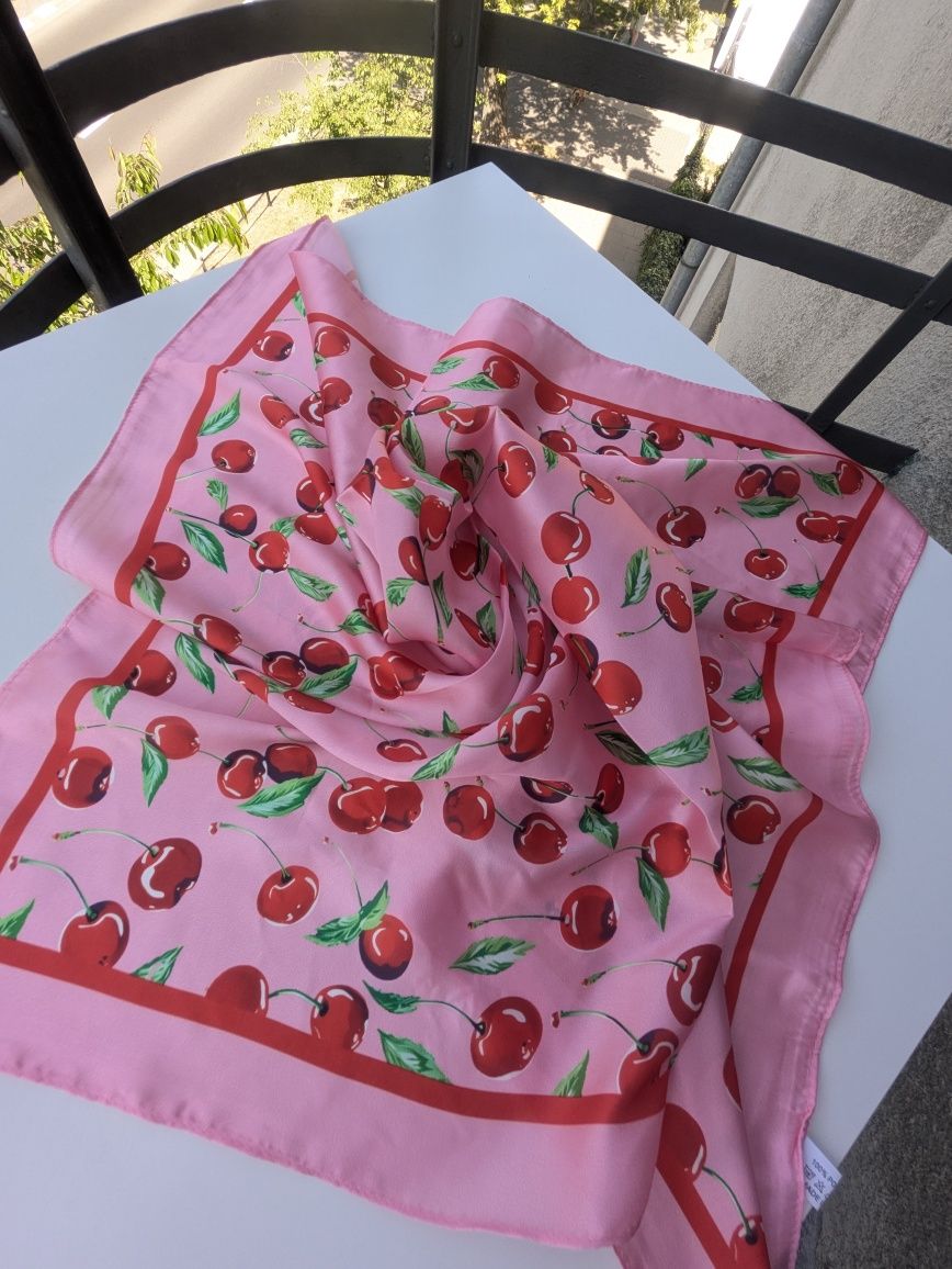Różowa apaszka w wiśnie Cherry scarf
