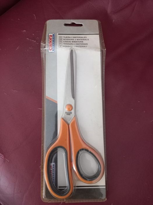 Tesoura nova de dois materiais