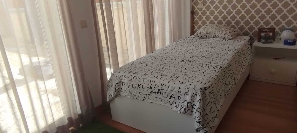 Cama de solteiro  200cm X 100cm- Como nova com colchão e estrado