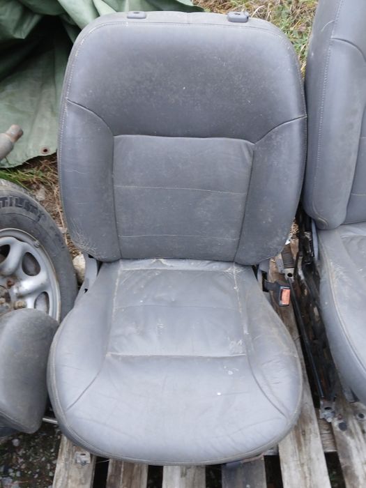 Nissan Terrano fotele przednie szara skóra.