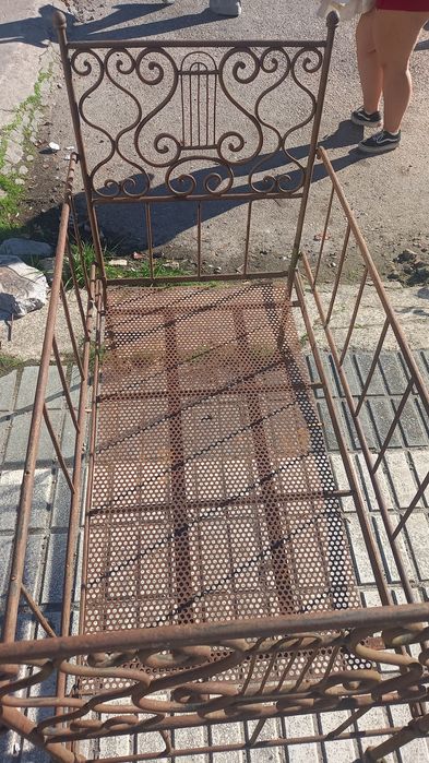 Cama ferro forjado  antiga de criança  medidas 60cm por 120 cm