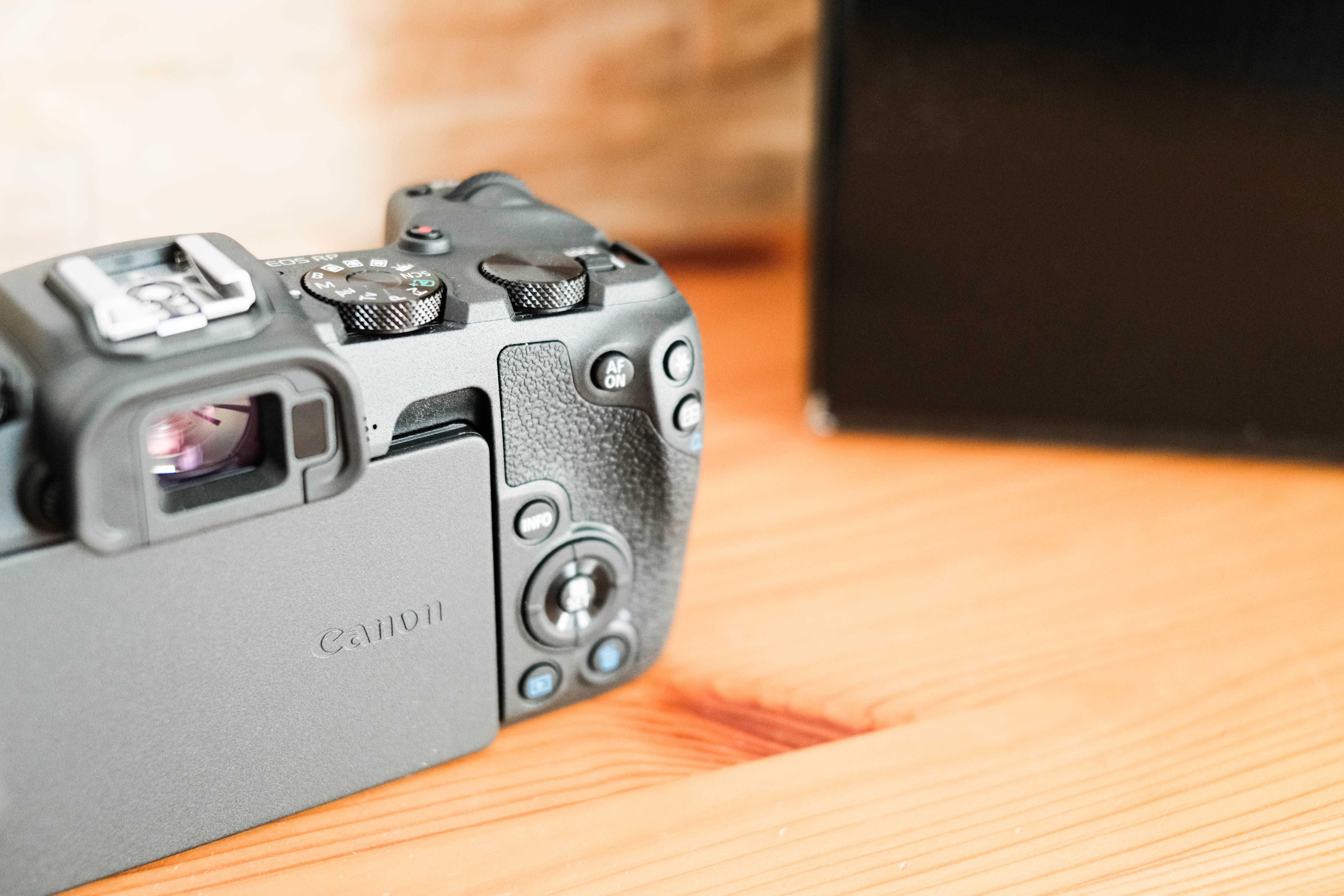 Canon RP Full Frame Mirrorless Nova c/Garantia