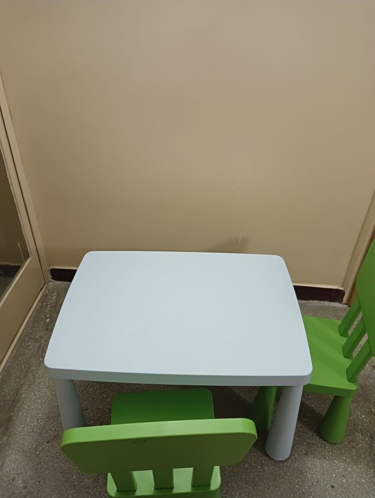 Stolik Ikea Mamut dla dzieci plus krzesełka