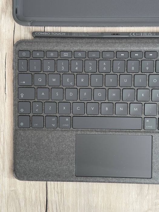 Чохол-клавіатура Logitech Combo Touch для iPad (7-го та 8-го поколінь)
