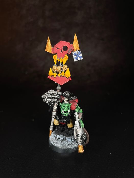 Warhammer 40k Ork Nob z Waaagh! Banerem