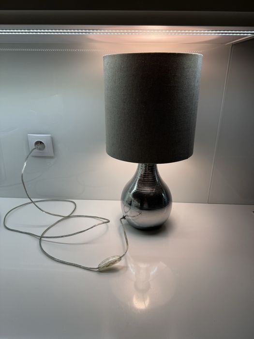 Lampa stołowa chromowana srebrna z szarym abażurem
