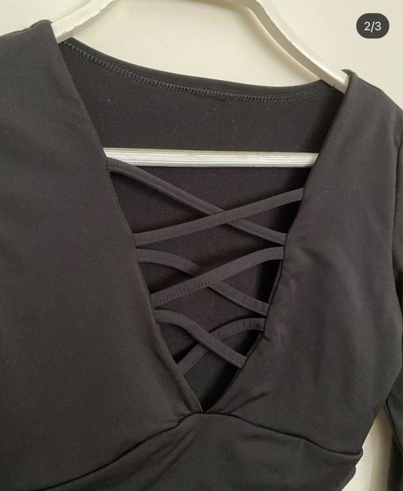 Top preto curto com decote