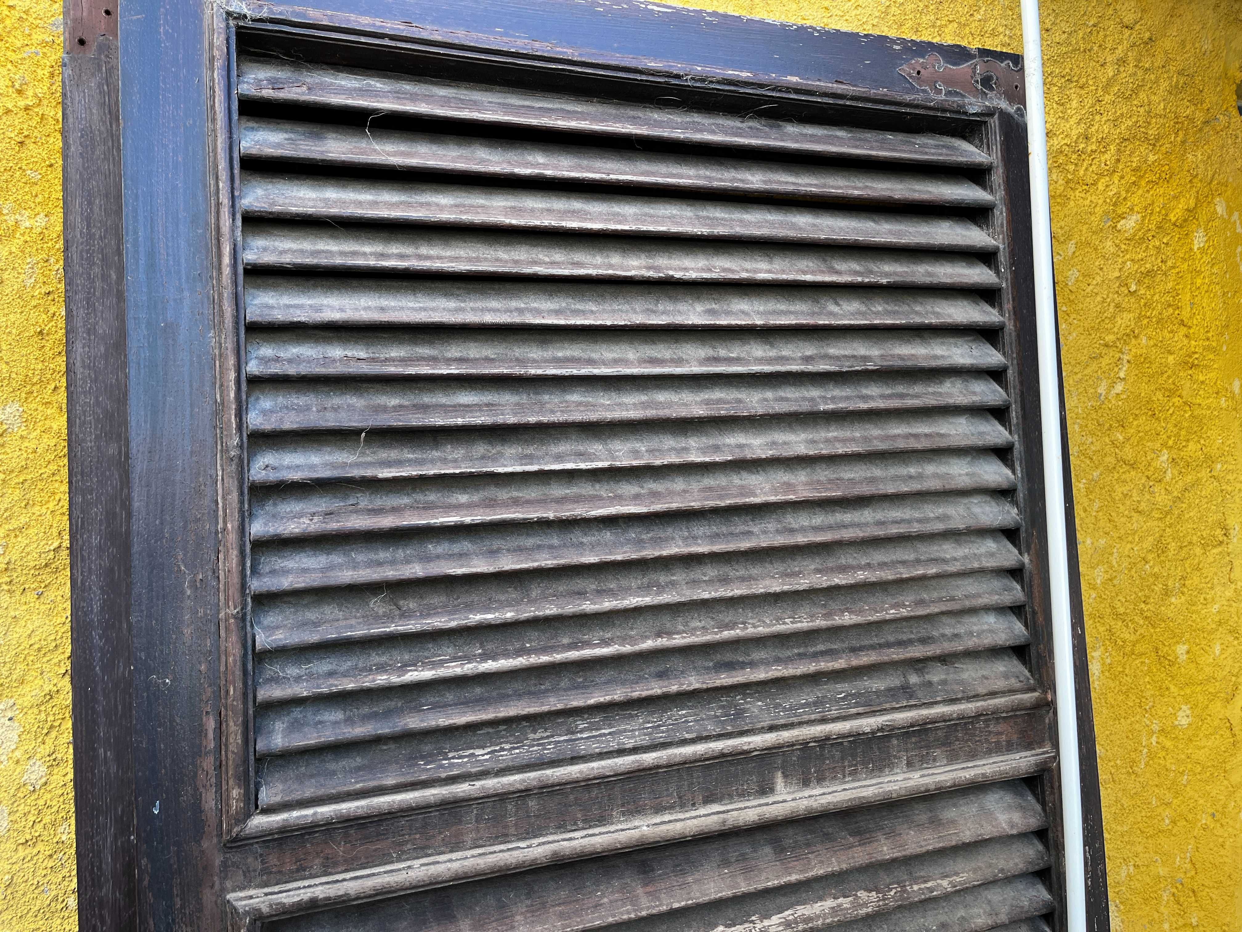 9 Portadas em madeira maciça ripada, para janelas altas