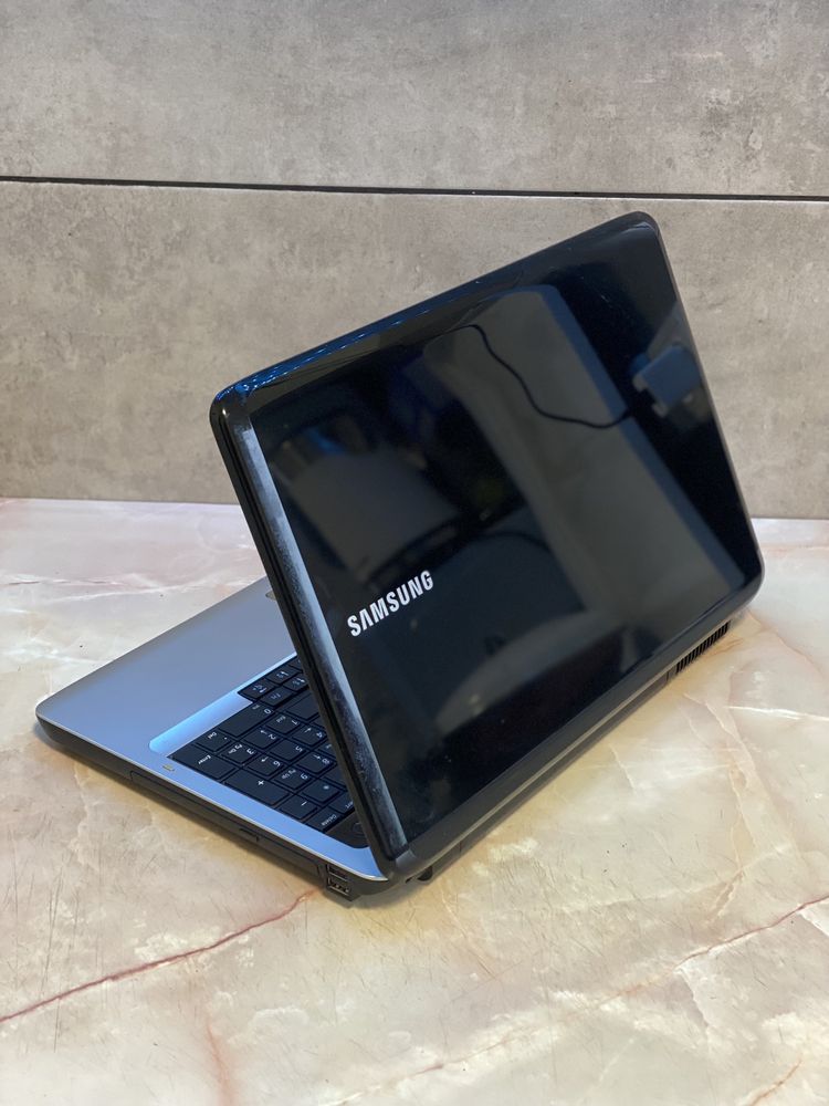 Продам срочно ноутбук Samsung