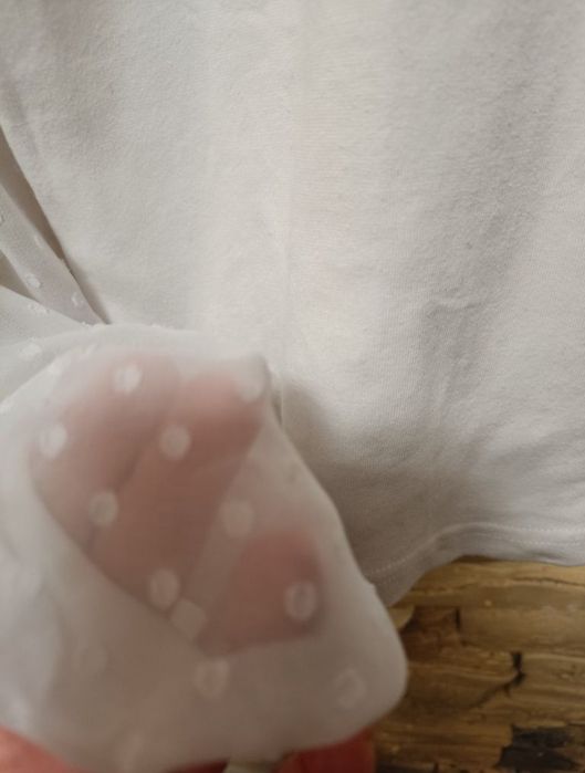 Biała, elegancka bluzeczka z długim, tiulowym rękawem, r. 140