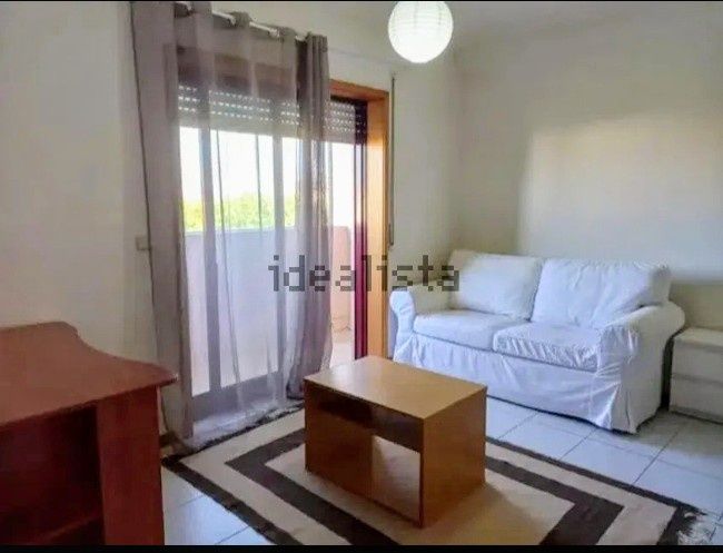 Procura-se menina estudante para partilhar apartamento