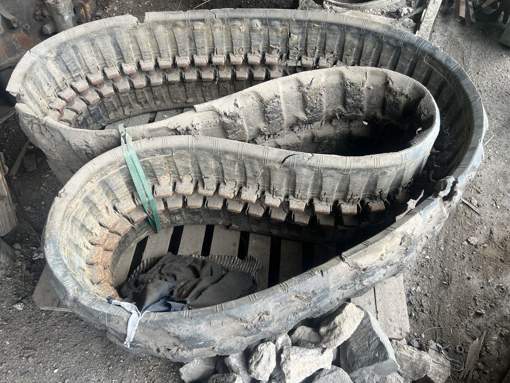 Екскаваторні гусениці.