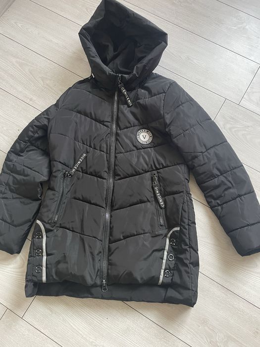 Куртка чорна.