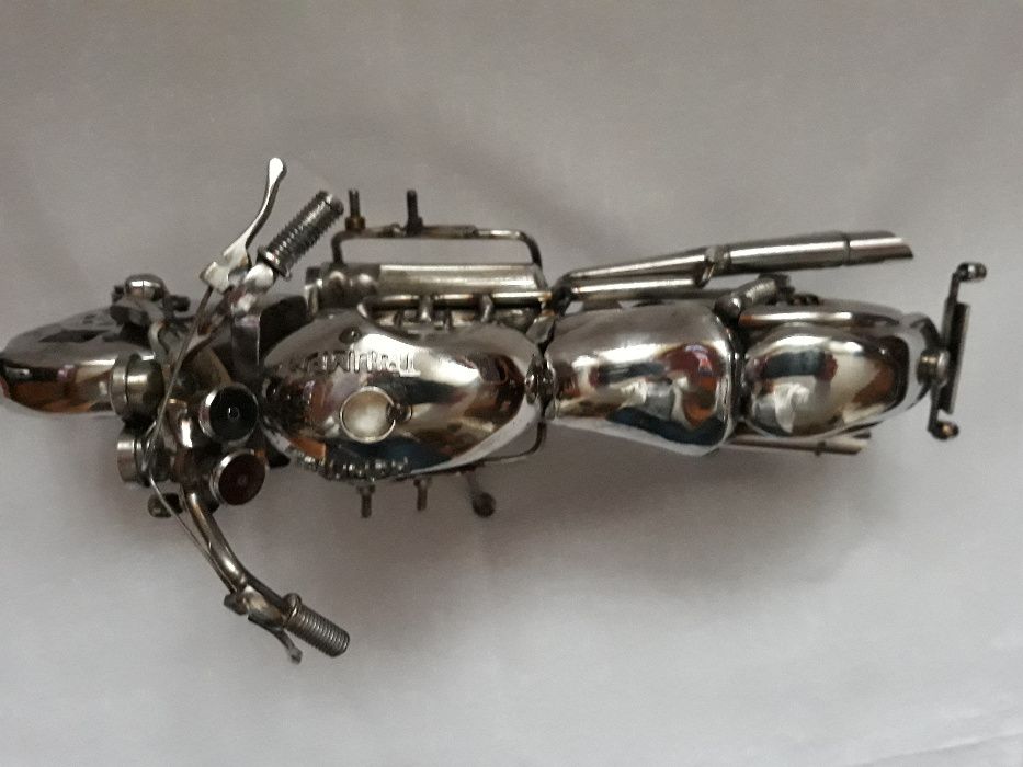 Prezent motocykl Triumph  metaloplastyka