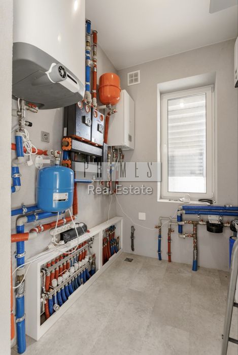 Будинок з топовою ділянкою в Лісниках