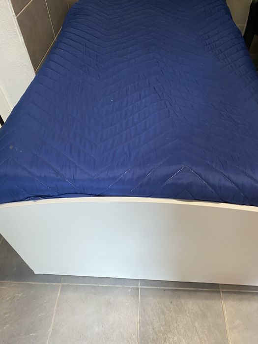 Cama de solteiro dupla com colchoes