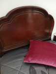 Cama e mesinha de cabeceira
