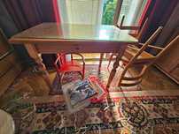 Sofa rozkładana, stół, dwa krzesła, komoda