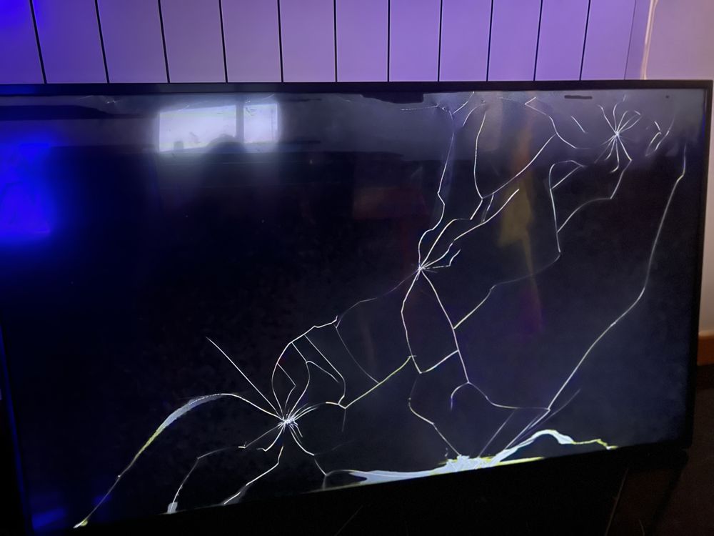 Televisao UHD 49 pulgadas com imagem danificada.