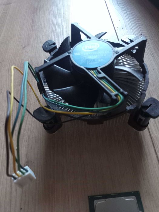 Intel Core i3-10100F + chłodzenie – sprawny