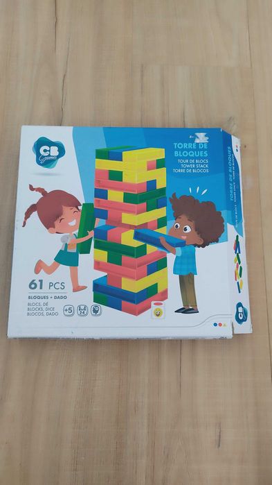 Torre de blocos de plástico. 61 peças, +5 anos