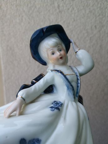 Porcelanowa pozytywka kobieta w kapeluszu w bufiastej sukni uniart