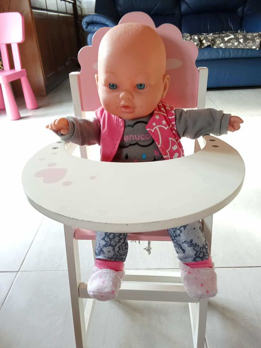 cadeira papa e boneco