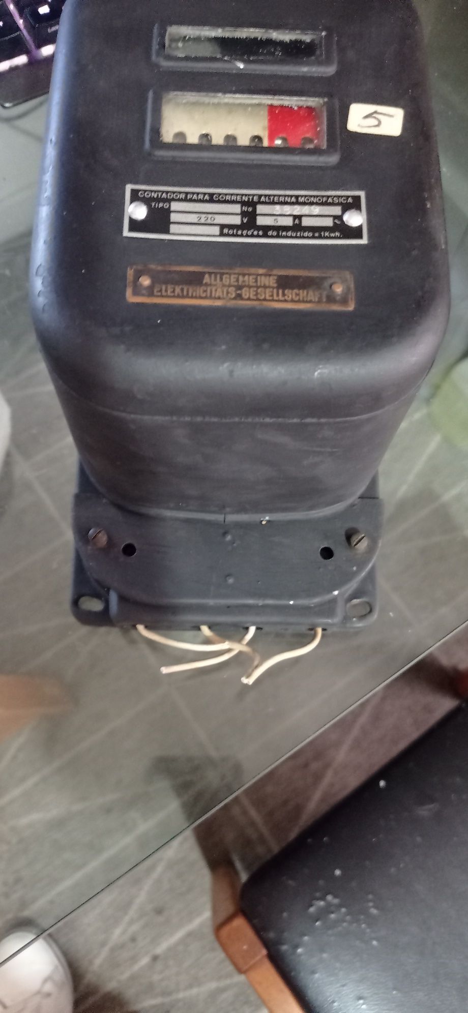 Contador de electricidade antigo em perfeito estado de funcionamento