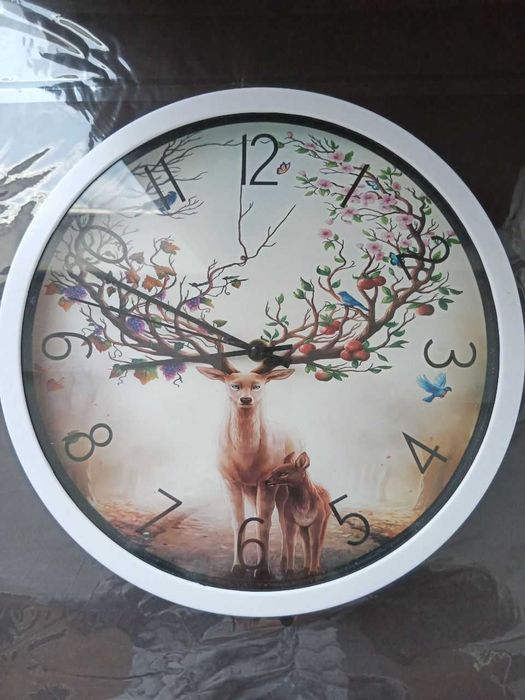 Часы кварцевые белые с оленем
