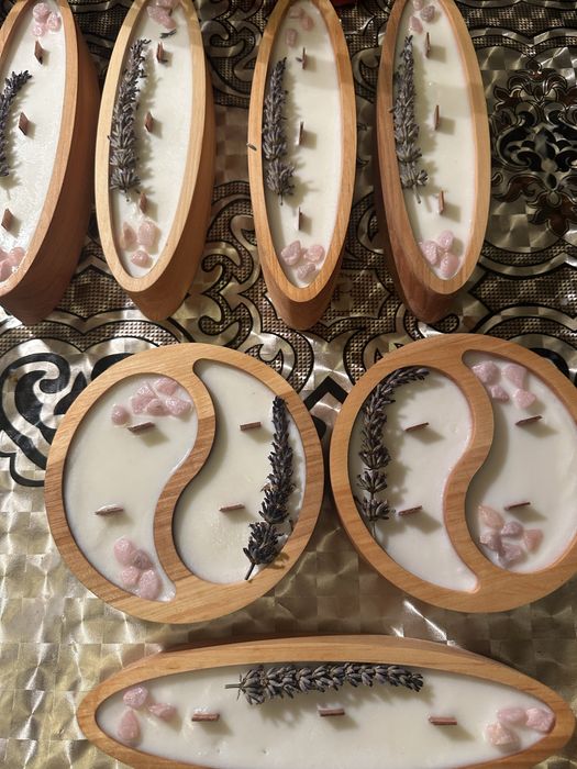 Свічка в дерев‘яному кашпо з натурального воску  з дерев‘яним гнітом